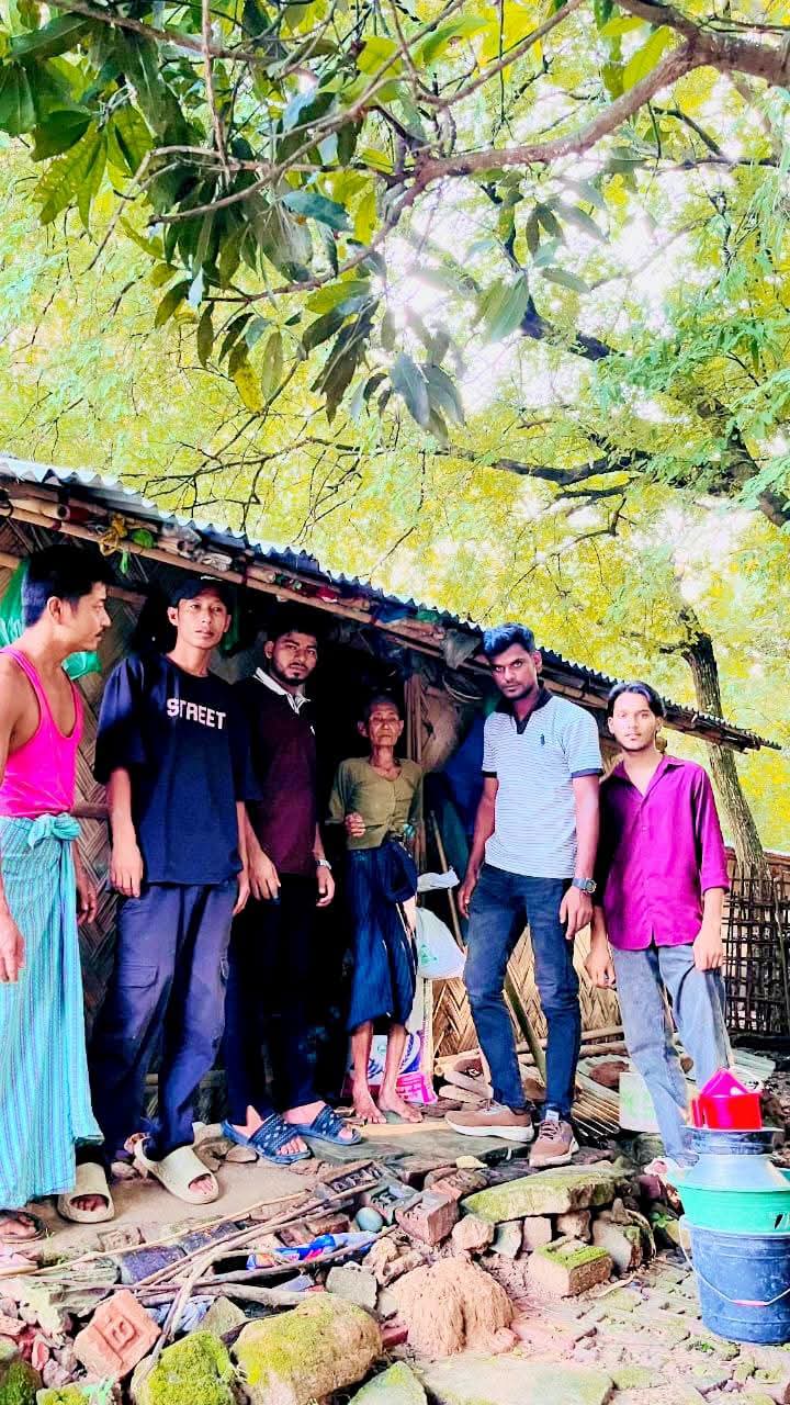 স্বজনহারা অসহায় বৃদ্ধার পাশে ছাত্রদল নেতা রনি, পৌঁছে দিলেন নিত্যপ্রয়োজনীয় সামগ্রী