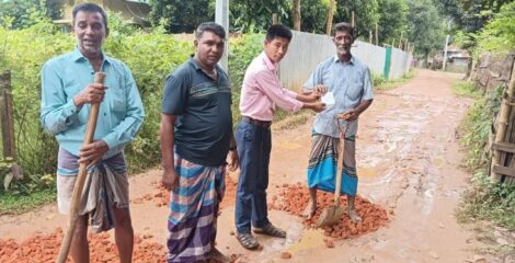 লংগদু গাউসপুর রাস্তা মেরামতে অর্থ দিলেন গণপরিষদ নেতা !