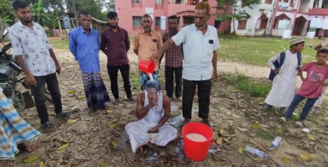খাগড়াছড়িতে ১৫ লাখ টাকা হারিয়ে দুধ দিয়ে গোসল করে জুয়া ছাড়লো এক যুবক