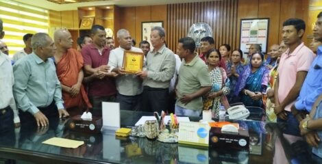 বড়ুয়া সংগঠনের পক্ষ হতে নতুন রাঙামাটি জেলা পরিষদ চেয়ারম্যানকে সম্মাননা স্মারক প্রদান