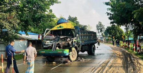 ঈদগাঁওয়ে  দুই ট্রাকের সংঘর্ষে হেলপার নিহত