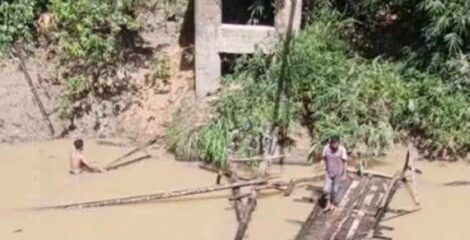 ঈদগাঁওয়ে কাঠের সেতু ভেঙে পড়ায় হাজারো মানুষের ভোগান্তি