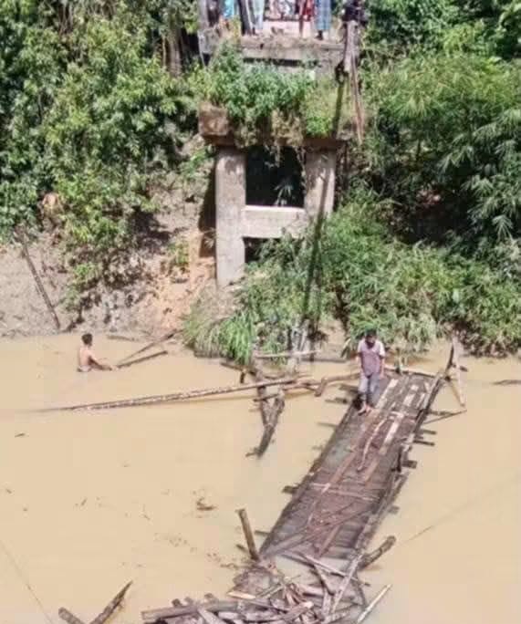 ঈদগাঁওয়ে কাঠের সেতু ভেঙে পড়ায় হাজারো মানুষের ভোগান্তি