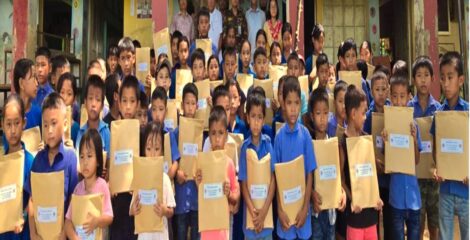 কাপ্তাইয়ে শিক্ষার্থীদের মধ্যে শিক্ষা উপকরণ বিতরণ