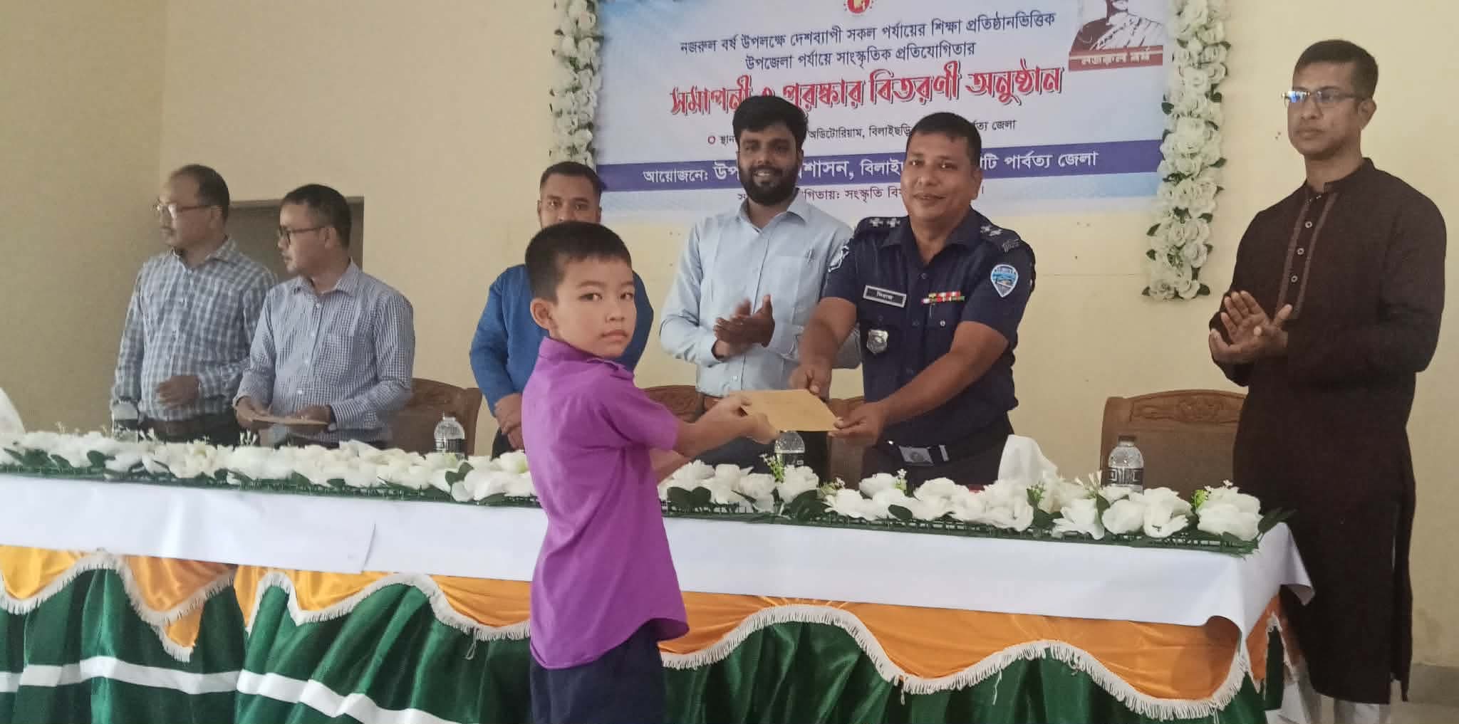 বিলাইছড়িতে নজরুল বর্ষ উপলক্ষে অংশগ্রহণকারীদের মধ্যে পুরস্কার বিতরণ