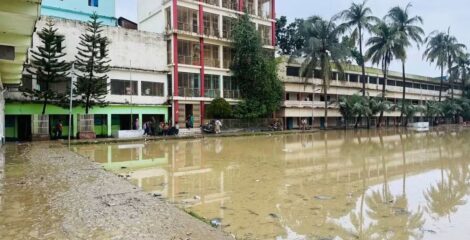 ঈদগাঁওয়ে পাঠদান বন্ধ, বৃষ্টির পানি মাঠ ছাপিয়ে শ্রেণিকক্ষে