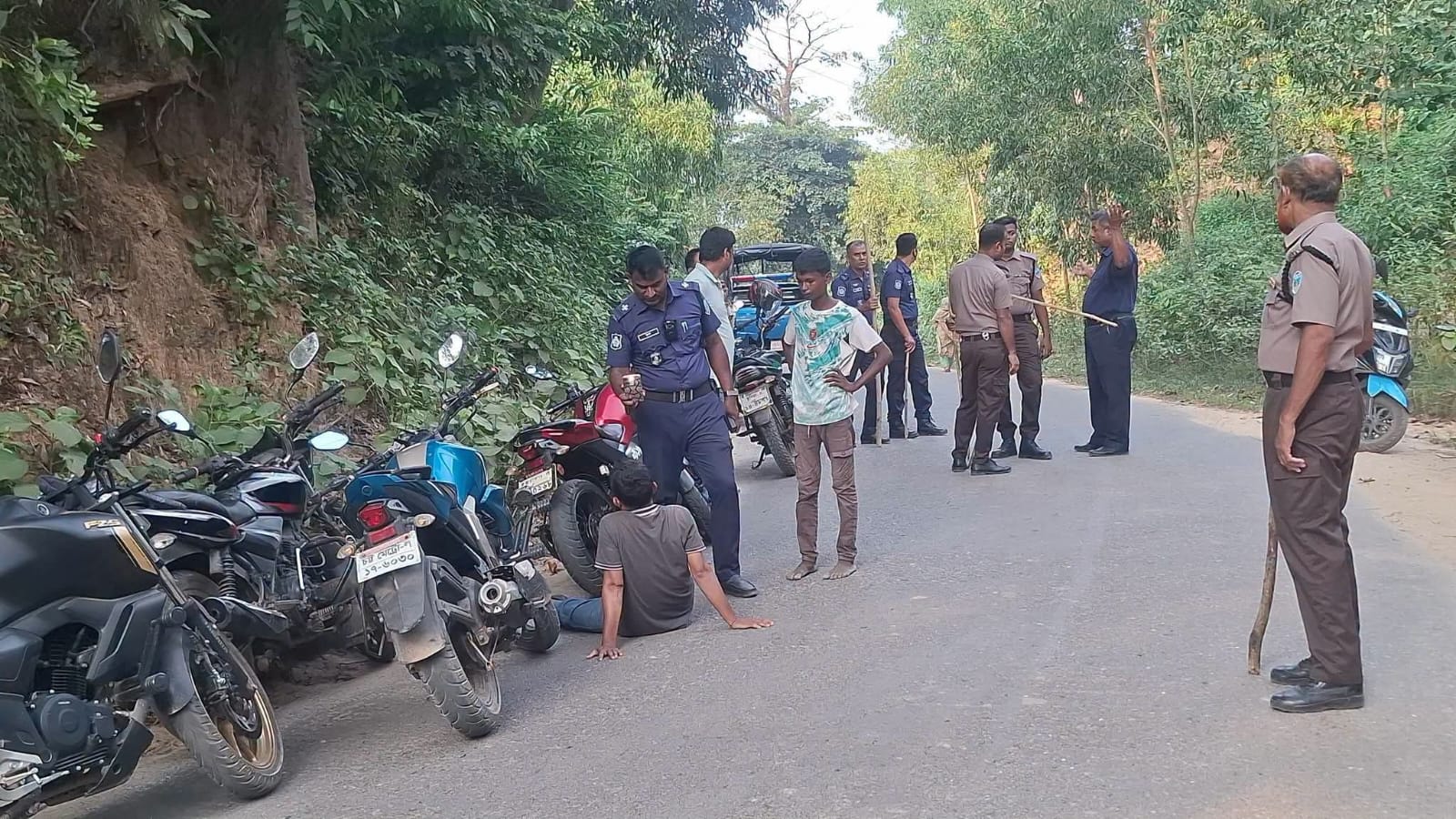 ‎ঈদগাঁও ঈদগড় সড়কে দু’দফা ডাকাতি, আতঙ্কে যাত্রীরা