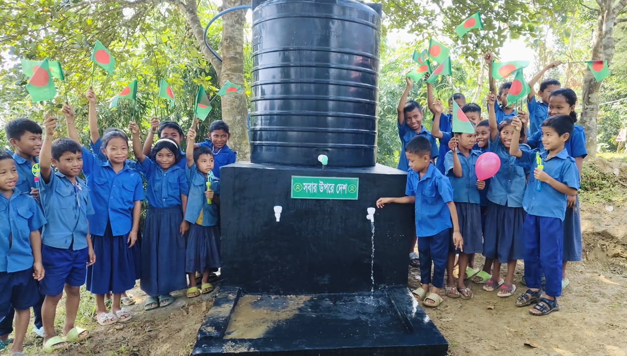 শিক্ষার্থীসহ ৪’শ পরিবারের জন্য বিশুদ্ধ পানির ব্যবস্থা করলো লক্ষ্মীছড়ি সেনাবাহিনী 