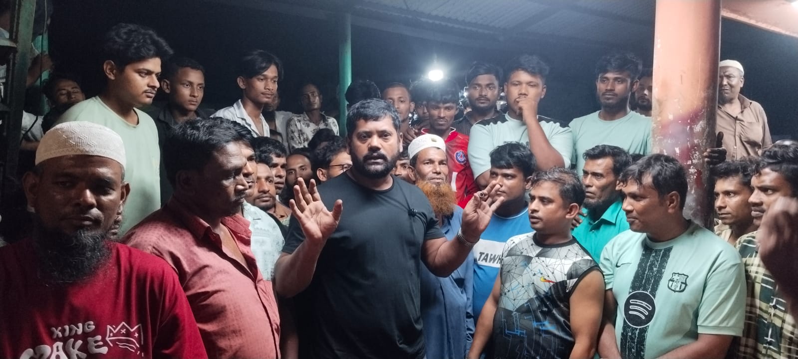 ঈদগাঁওয়ে লাইসেন্স প্রদানে হয়রানি বন্ধে ইজিবাইক চালকদের বিক্ষোভ