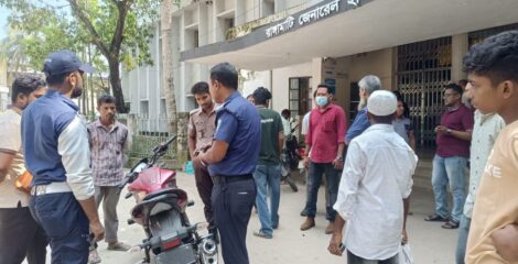 জেলা সদর হাসপাতালের প্রবেশমুখে অবৈধ পার্কিং,জরিমানা-জব্দ