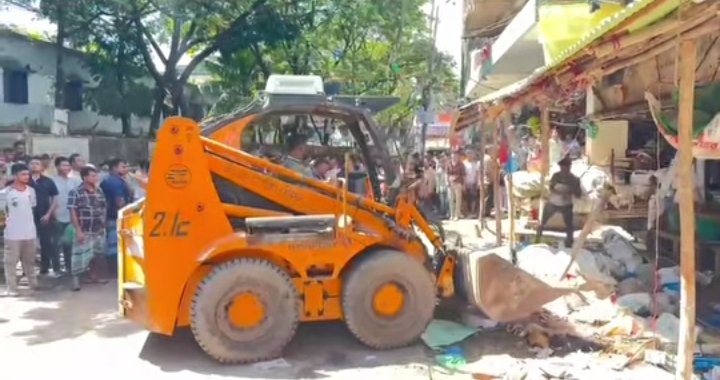 উচ্ছেদ অভিযানে দখলমুক্ত হলো চকরিয়া পৌর শহরের ফুটপাত ও ফুটপাত,জনমনে স্বস্তি