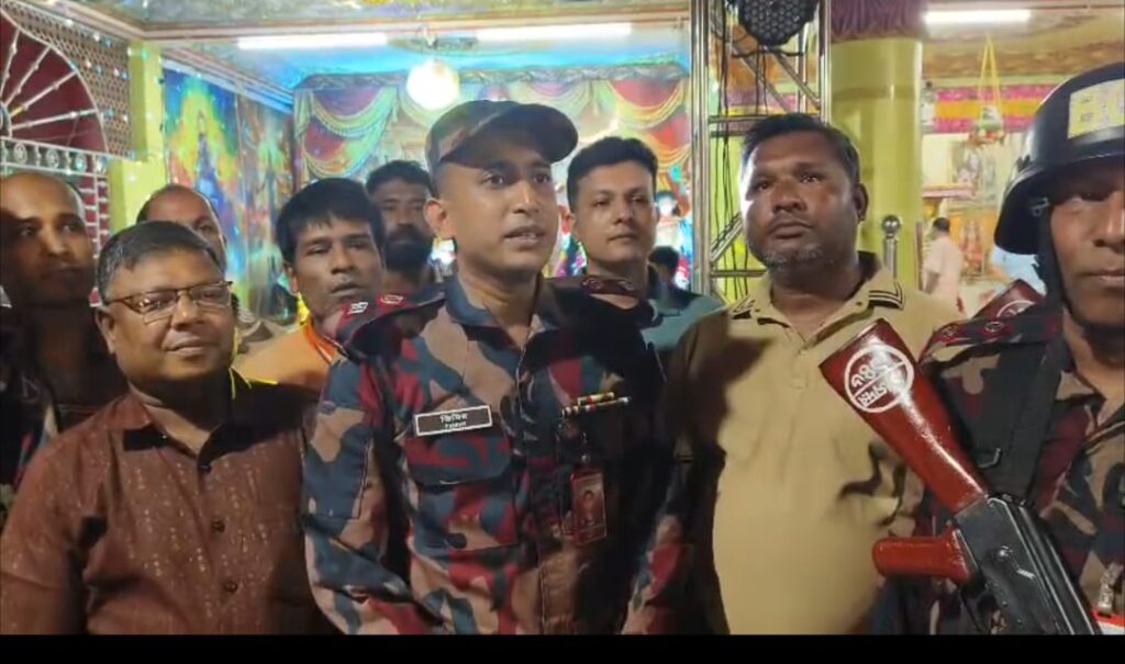 শারদীয় দুর্গাপূজায় রুমা সার্বজনীন হরি মন্দিরে বিজিবির আর্থিক অনুদান
