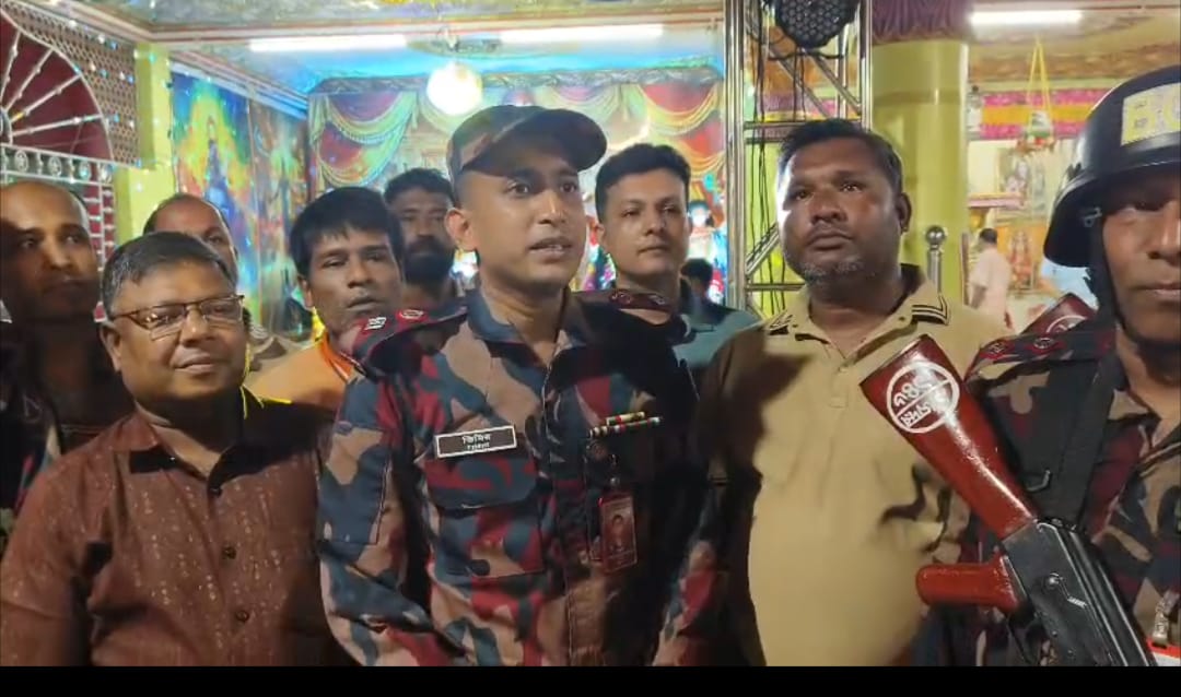 শারদীয় দুর্গাপূজায় রুমা সার্বজনীন হরি মন্দিরে বিজিবির আর্থিক অনুদান