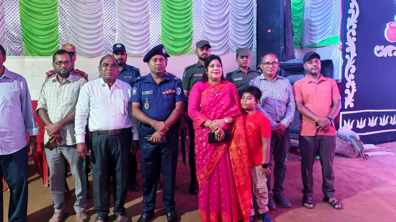 বাঘাইছড়িতে দুর্গাপূজা মণ্ডপ পরিদর্শনে ইউএনও আমেনা মারজান