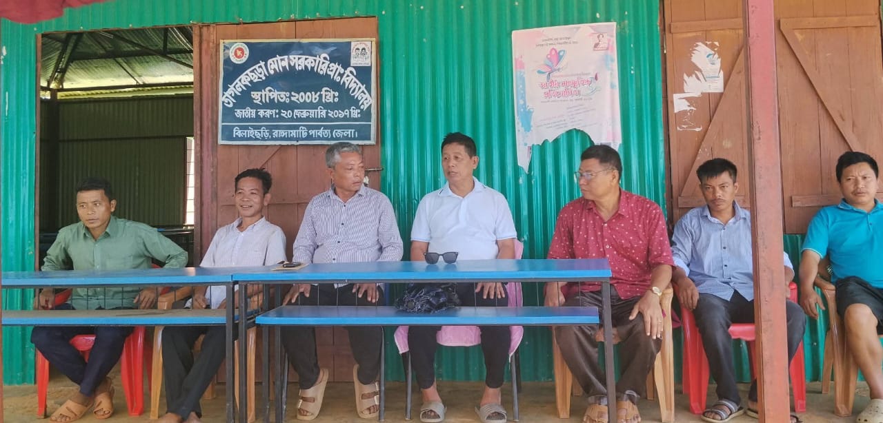 বিলাইছড়িতে প্রধান শিক্ষক দীপু চাকমাকে বিদায় সংবর্ধনা