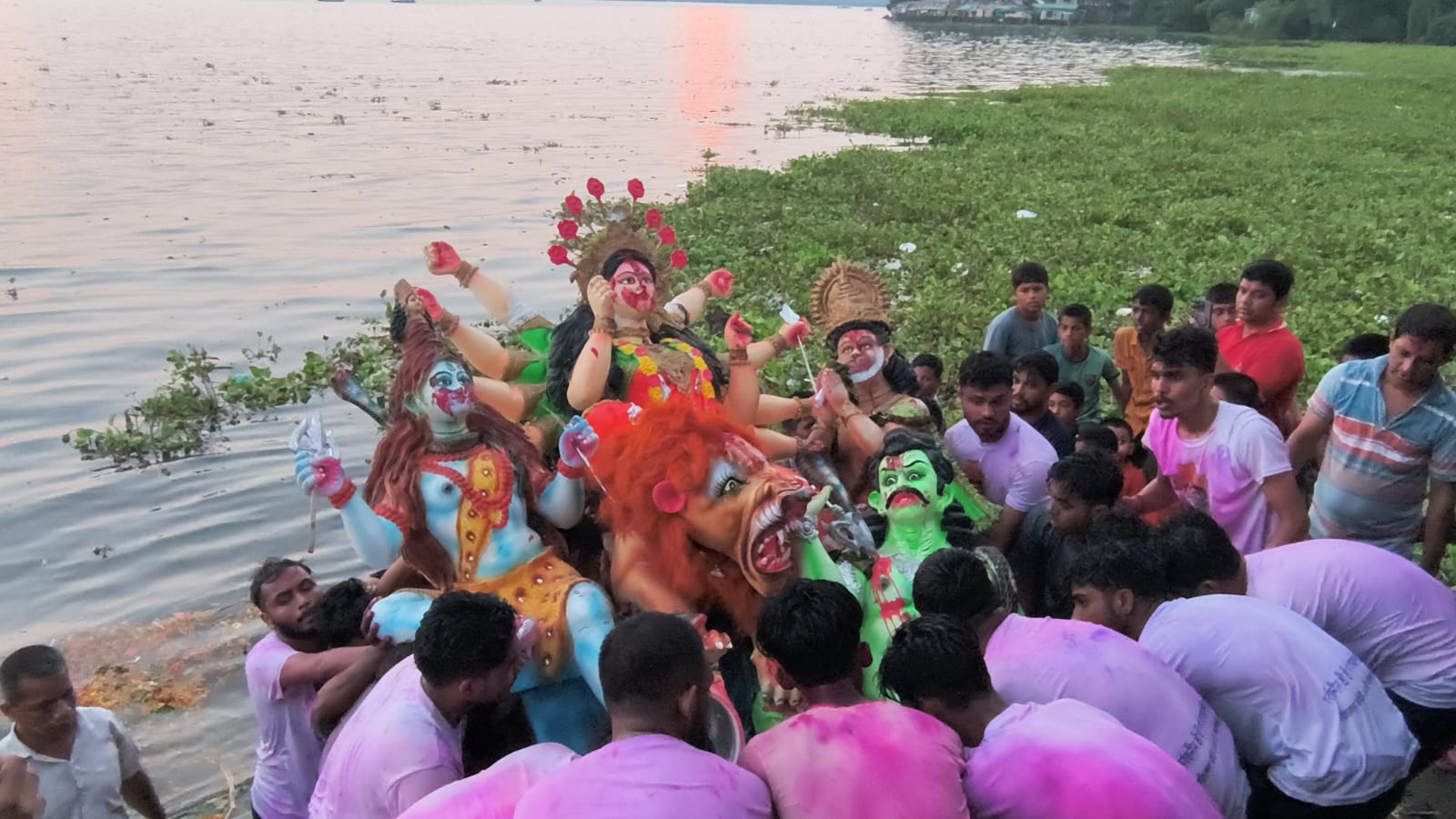 কাপ্তাই হ্রদে প্রতিমা বিসর্জনে রাঙামাটিতে শেষ হলো দুর্গাপূজা