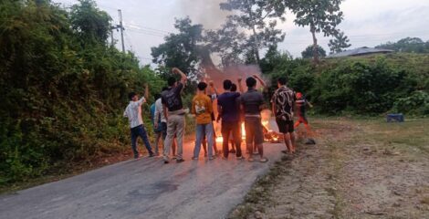 সাজেক পর্যটন সড়কে টায়ার জ্বালিয়ে অবরোধ পালিত