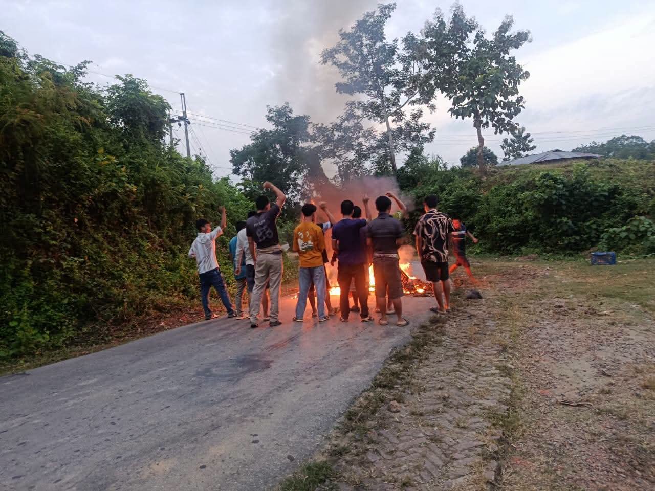 সাজেক পর্যটন সড়কে টায়ার জ্বালিয়ে অবরোধ পালিত