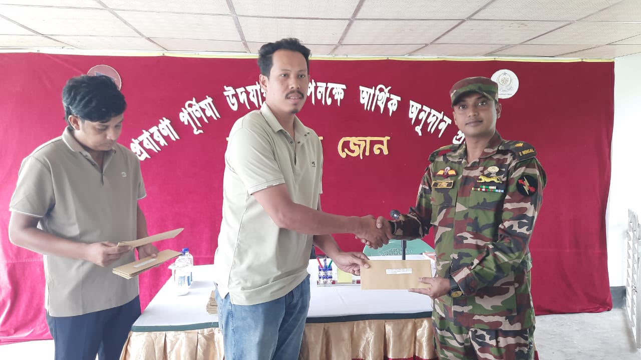 প্রবারণা পূর্ণিমা উপলক্ষে বান্দরবানে সেনাবাহিনীর আর্থিক অনুদান
