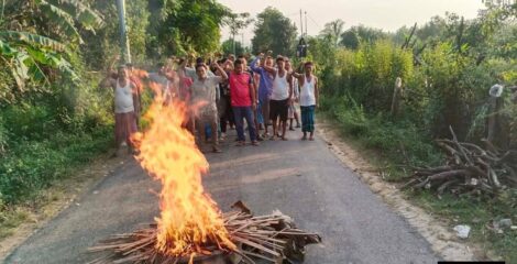 ছাত্র-জনতা সংগ্রাম পরিষদের ডাকা অর্ধদিবস সড়ক অবরোধ চলছে 