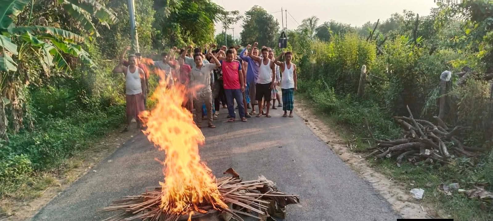 ছাত্র-জনতা সংগ্রাম পরিষদের ডাকা অর্ধদিবস সড়ক অবরোধ চলছে 
