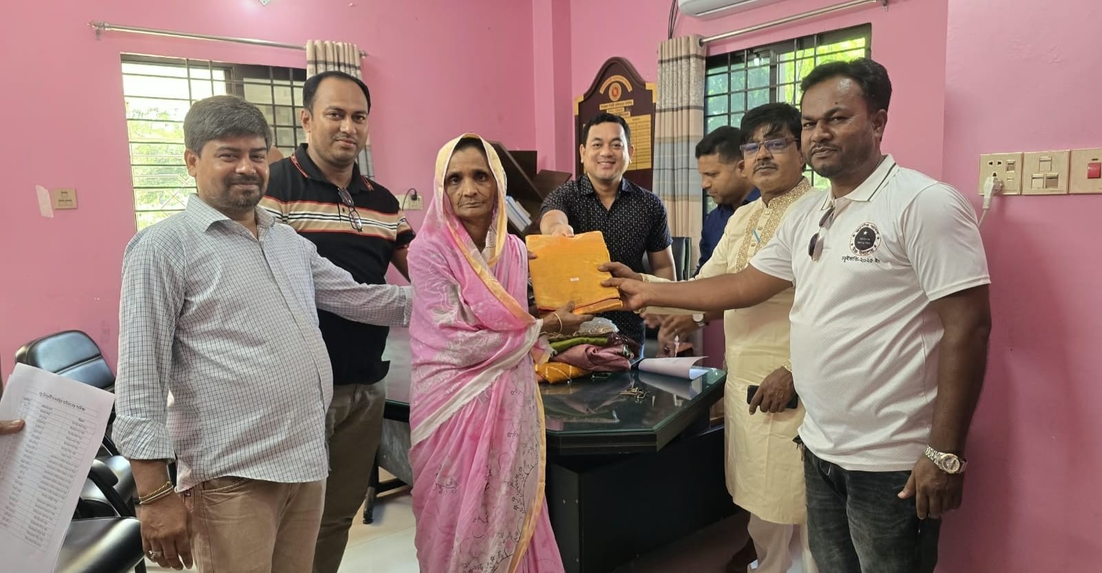 ঈদগাঁওয়ে প্রধানমন্ত্রীর নির্দেশনায় দূর্গা পূজার উপহার বিতরণ